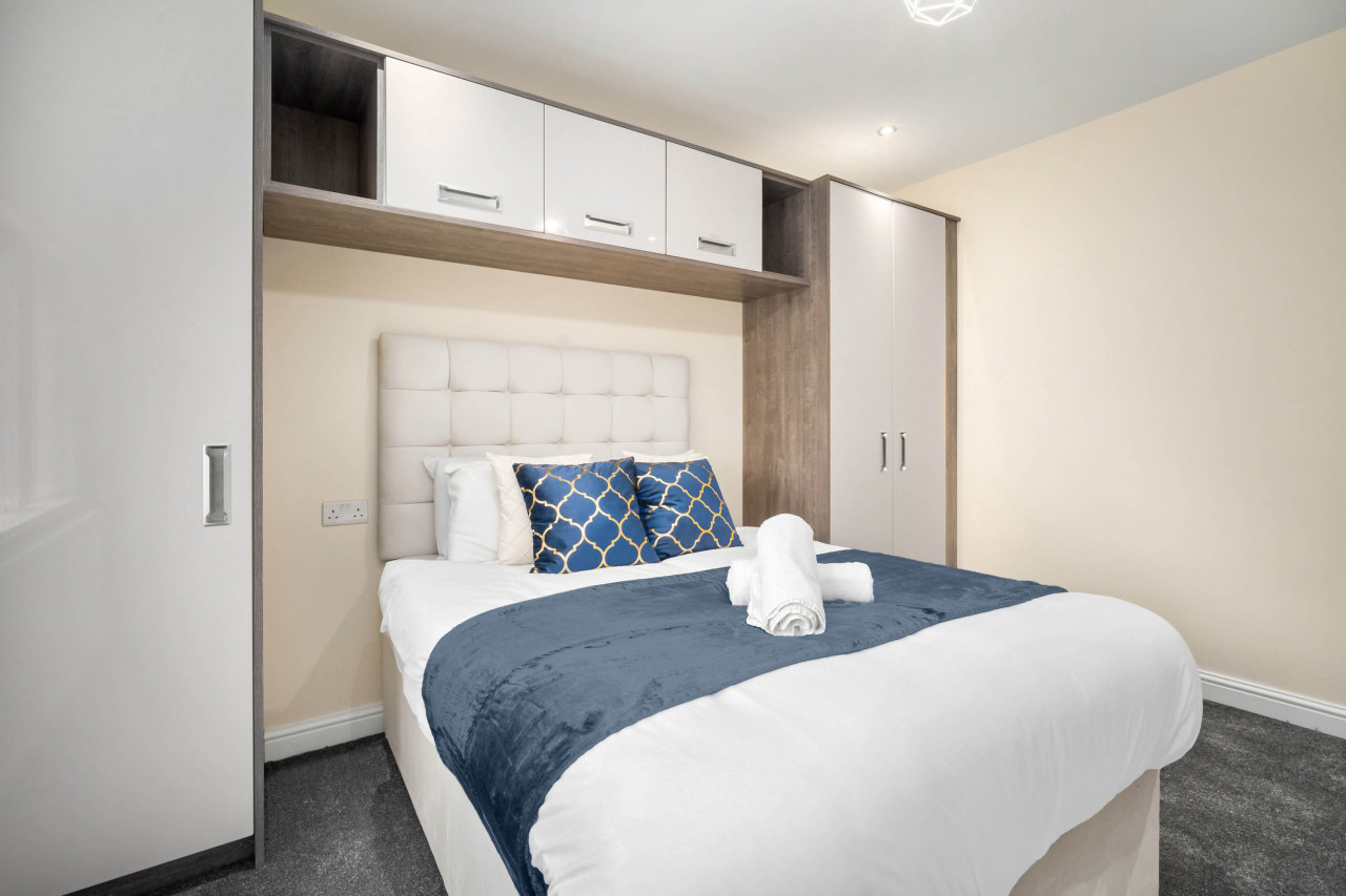 Modern 4 Bedroom House - Garden - Parking in 6 Court Oak Grove, Harborne, Birmingham B32 2HR,UK - Property image 31 - VivreStays