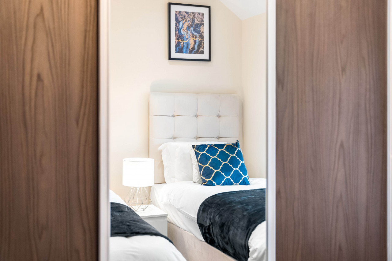 Modern 4 Bedroom House - Garden - Parking in 6 Court Oak Grove, Harborne, Birmingham B32 2HR,UK - Property image 56 - VivreStays