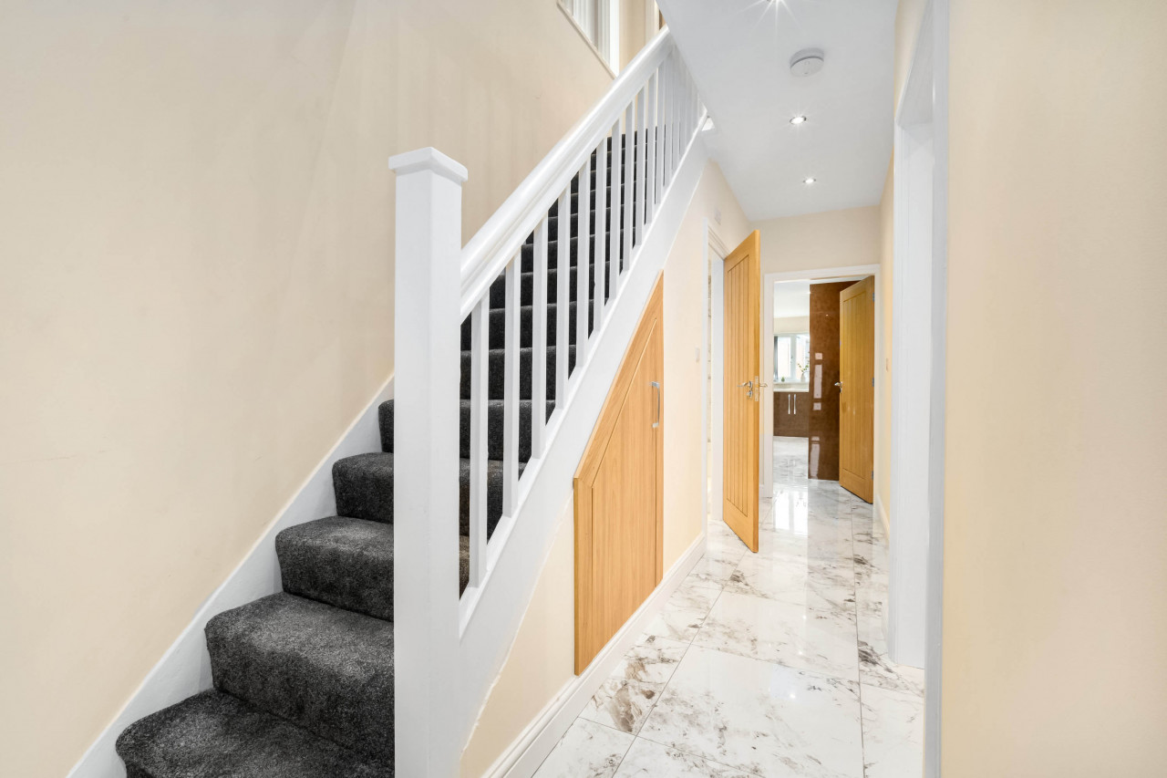 Modern 4 Bedroom House - Garden - Parking in 6 Court Oak Grove, Harborne, Birmingham B32 2HR,UK - Property image 53 - VivreStays