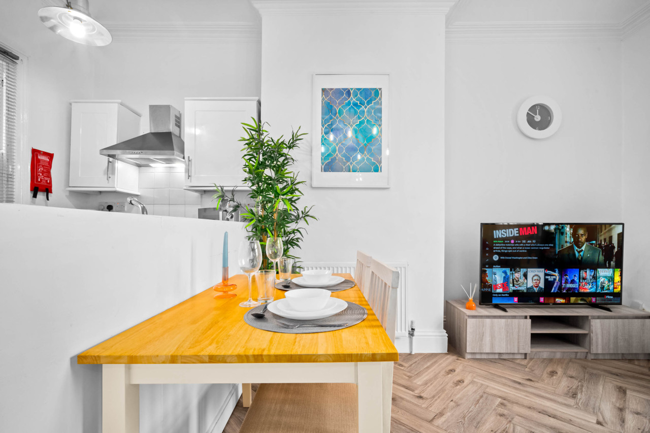 Modern Apartment - Parking - Fast WiFi - Wolverhampton in 7A Park Cres, Wolverhampton WV1 4PY, UK - Property image 4 - VivreStays