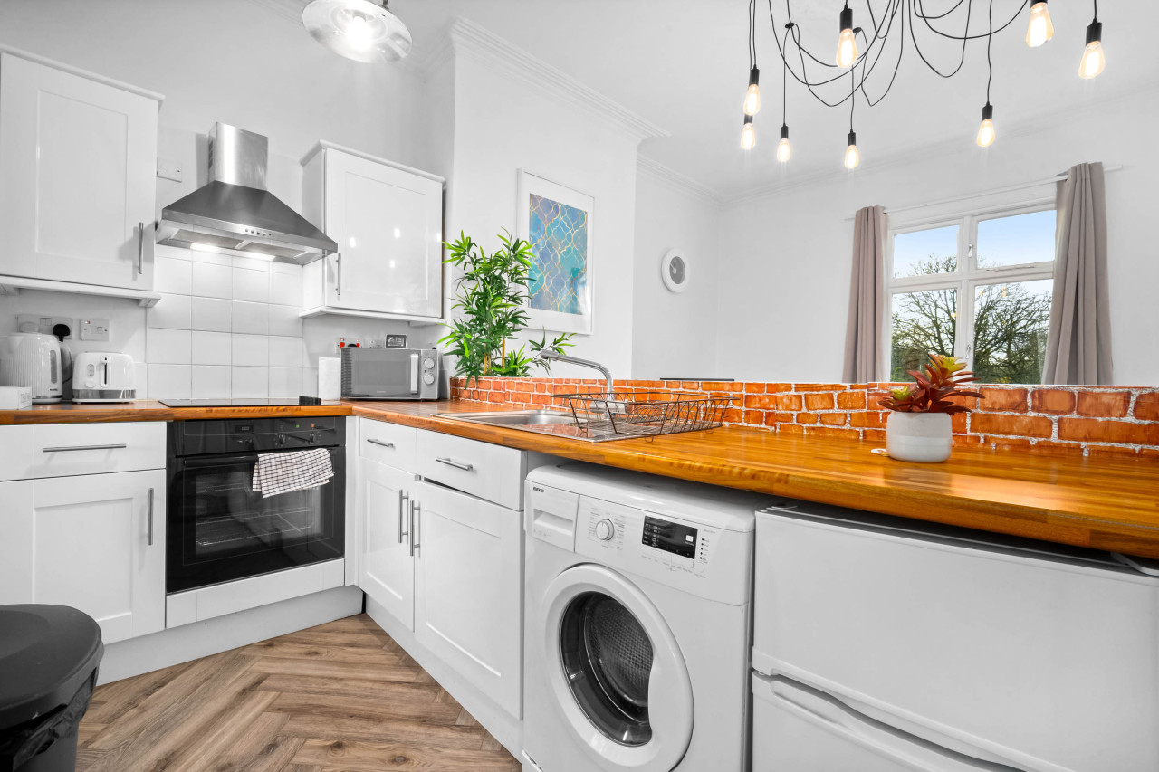 Modern Apartment - Parking - Fast WiFi - Wolverhampton in 7A Park Cres, Wolverhampton WV1 4PY, UK - Property image 3 - VivreStays