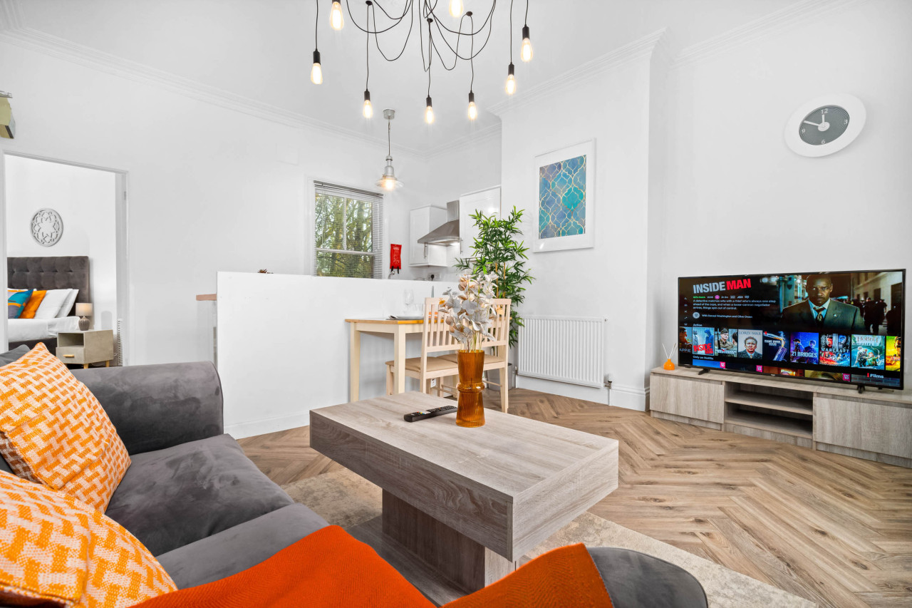 Modern Apartment - Parking - Fast WiFi - Wolverhampton in 7A Park Cres, Wolverhampton WV1 4PY, UK - Property image 25 - VivreStays