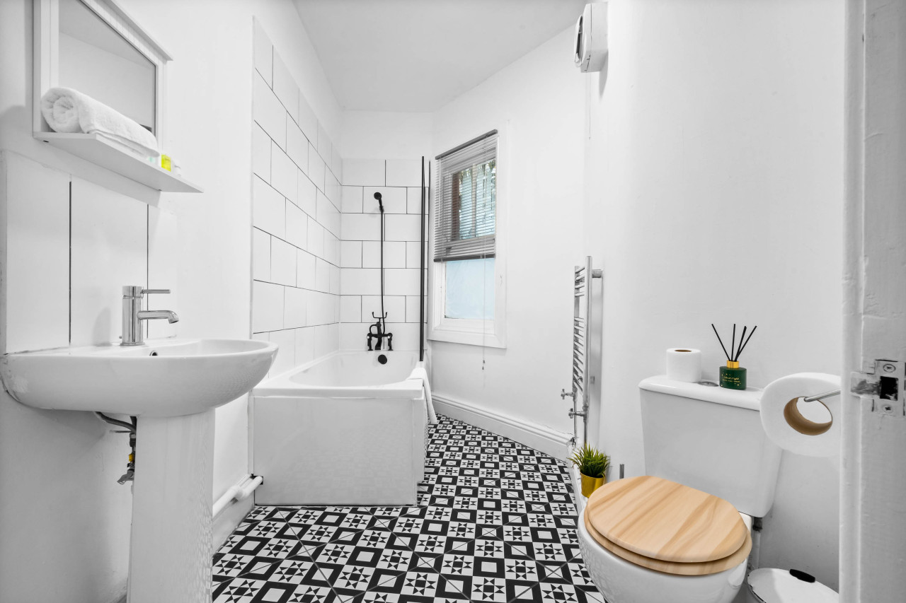 Modern Apartment - Parking - Fast WiFi - Wolverhampton in 7A Park Cres, Wolverhampton WV1 4PY, UK - Property image 6 - VivreStays