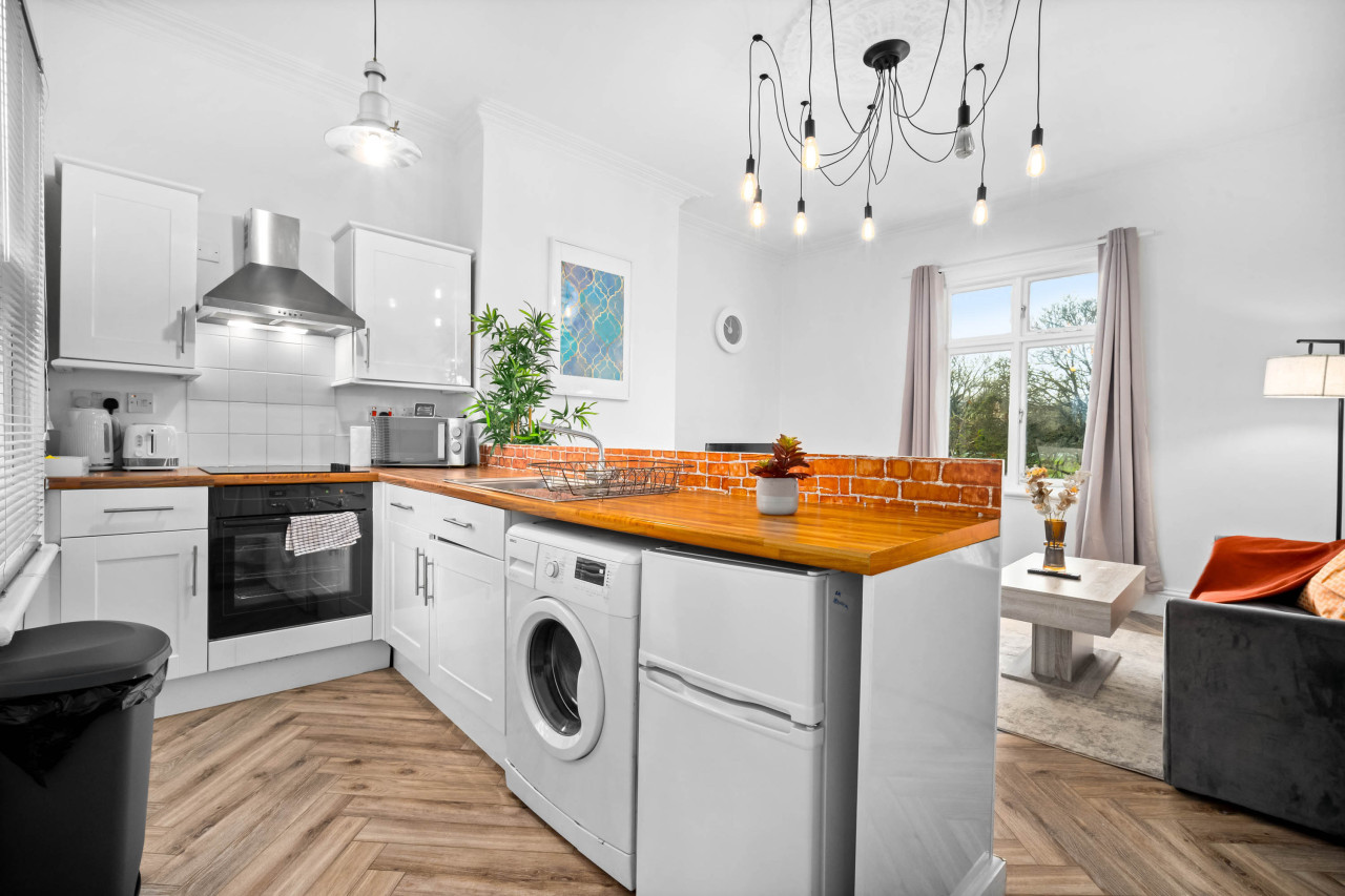 Modern Apartment - Parking - Fast WiFi - Wolverhampton in 7A Park Cres, Wolverhampton WV1 4PY, UK - Property image 12 - VivreStays