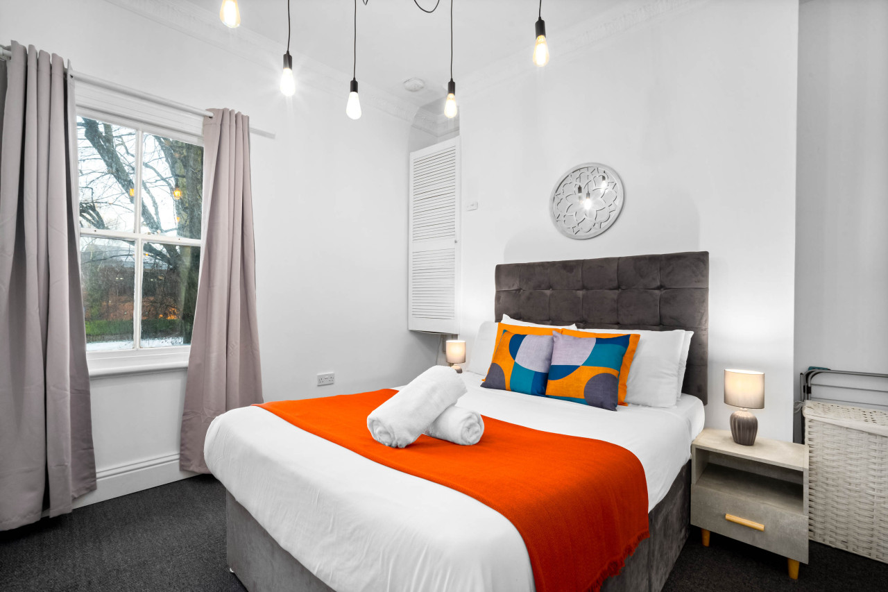 Modern Apartment - Parking - Fast WiFi - Wolverhampton in 7A Park Cres, Wolverhampton WV1 4PY, UK - Property image 2 - VivreStays