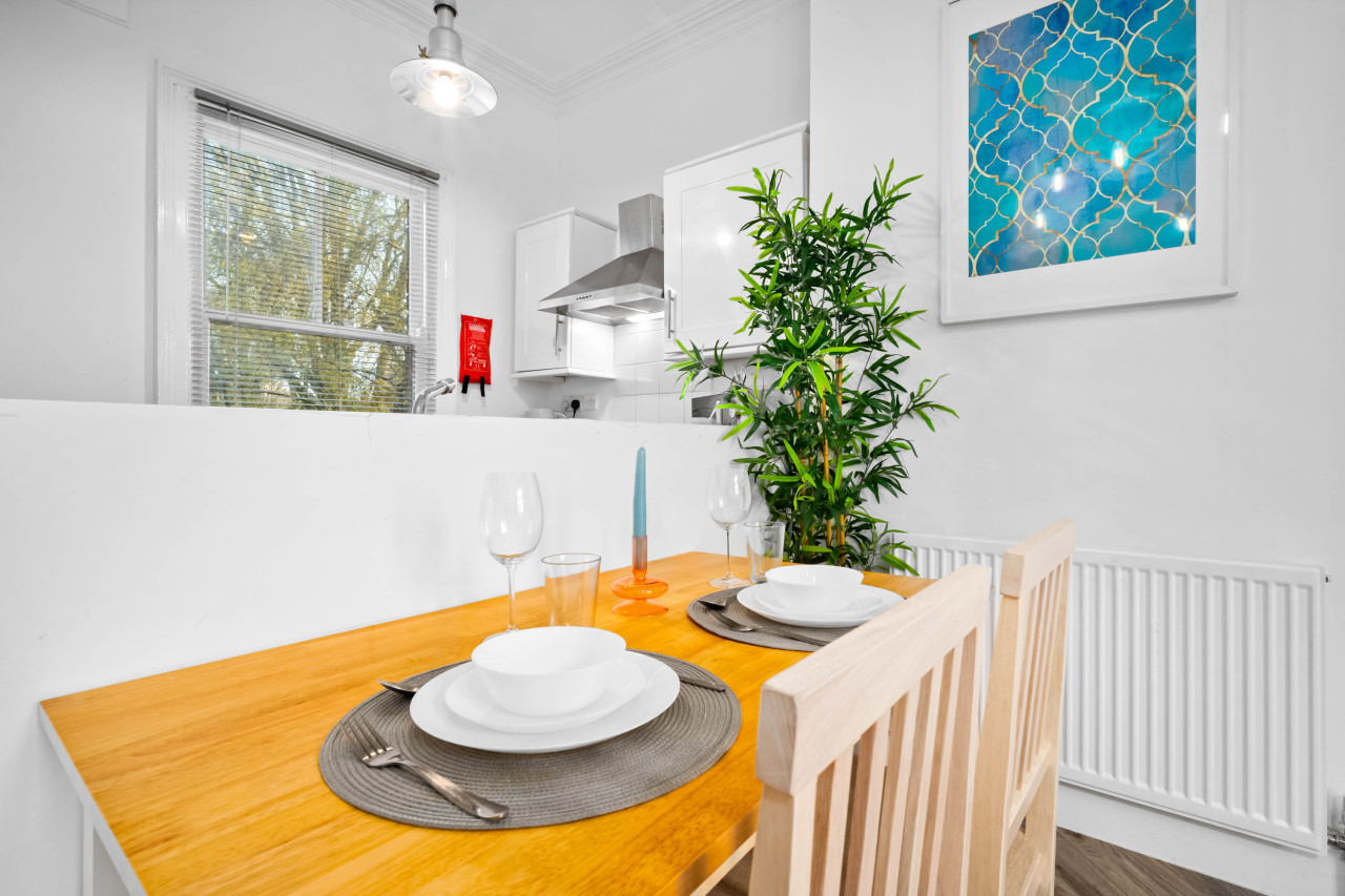 Modern Apartment - Parking - Fast WiFi - Wolverhampton in 7A Park Cres, Wolverhampton WV1 4PY, UK - Property image 19 - VivreStays