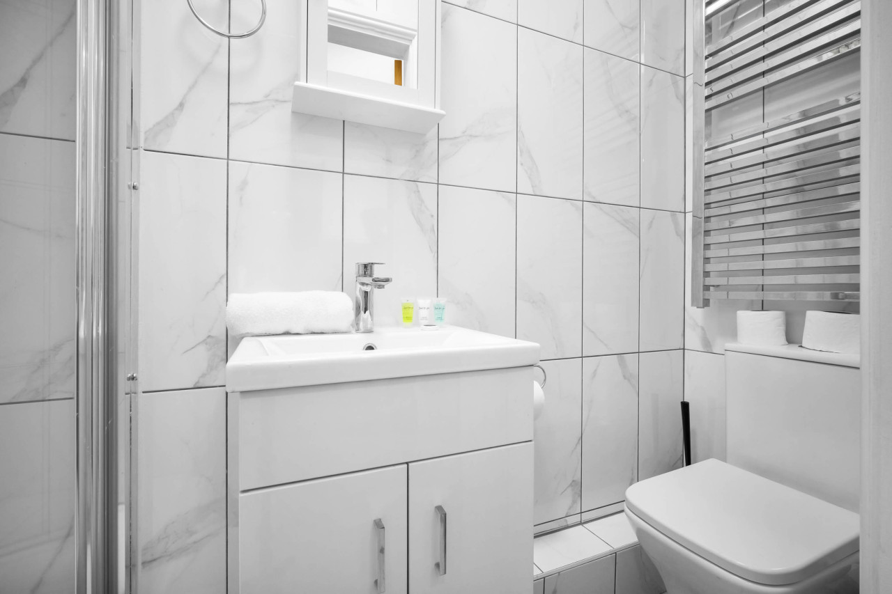 Stylish Apartment - WiFi - Smart TV in 203 Monument Rd, Birmingham B16 8UU, UK - Property image 13 - VivreStays