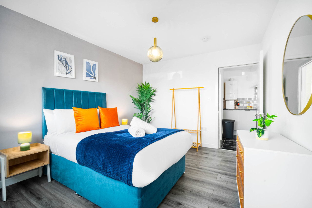 Cozy Apartment - Parking - WiFi - Cradley Heath in Trinity St, Cradley Heath B64, UK - Property image 9 - VivreStays
