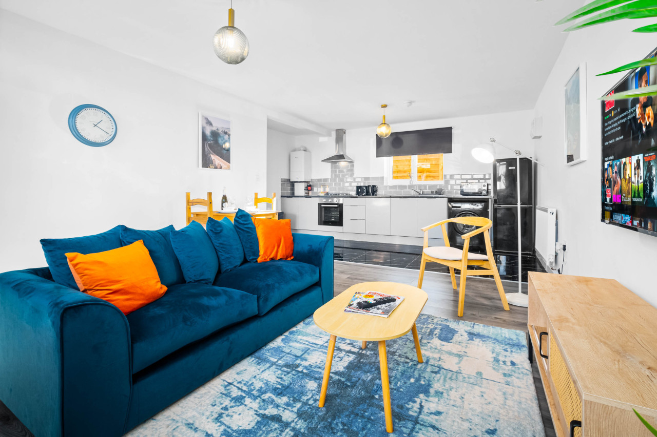 Cozy Apartment - Parking - WiFi - Cradley Heath in Trinity St, Cradley Heath B64, UK - Property image 8 - VivreStays
