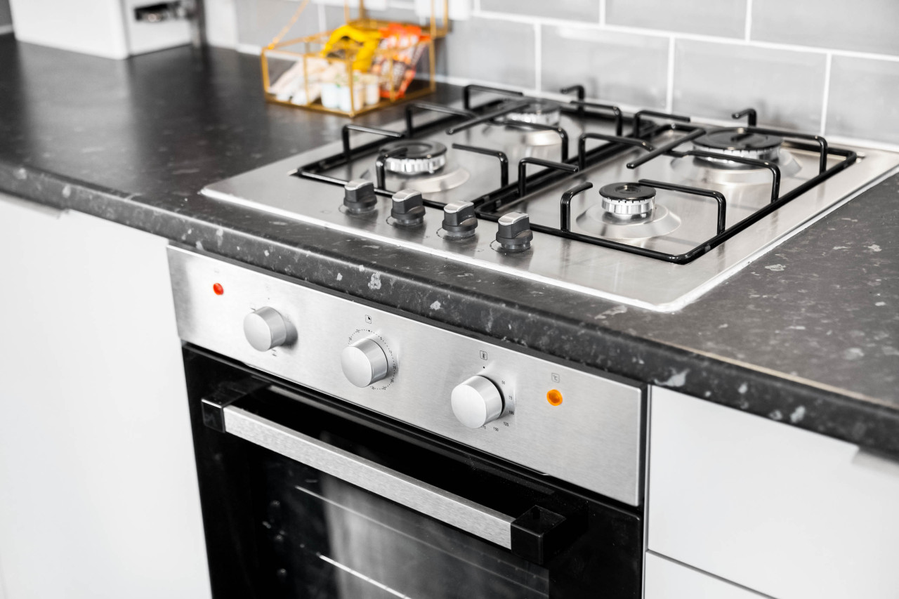 Cozy Apartment - Parking - WiFi - Cradley Heath in Trinity St, Cradley Heath B64, UK - Property image 21 - VivreStays