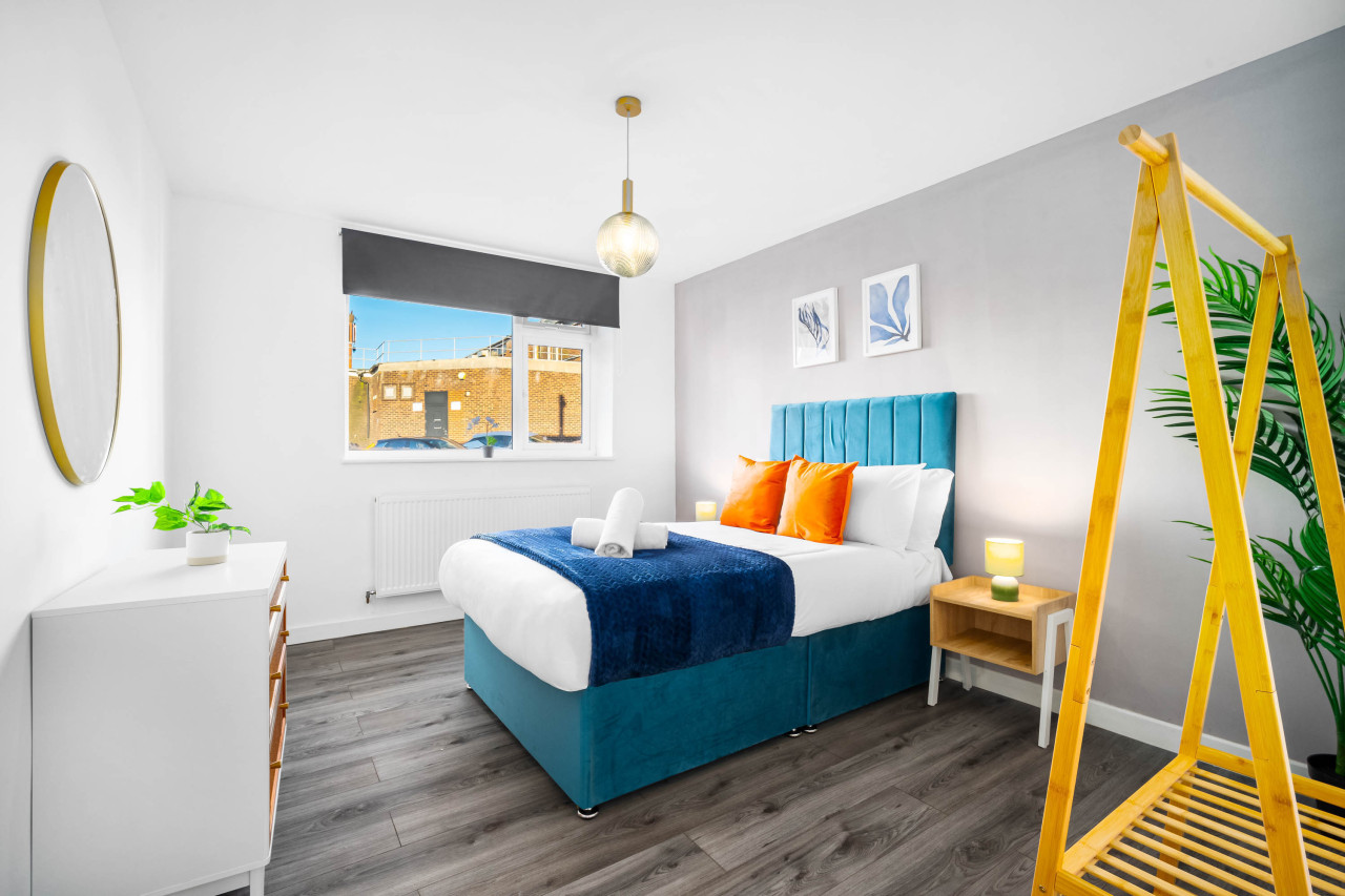 Cozy Apartment - Parking - WiFi - Cradley Heath in Trinity St, Cradley Heath B64, UK - Property image 2 - VivreStays