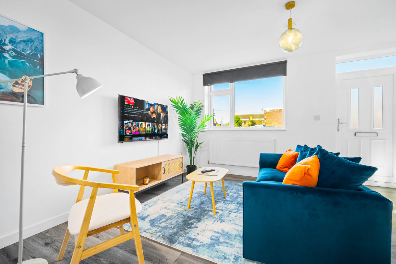 Cozy Apartment - Parking - WiFi - Cradley Heath in Trinity St, Cradley Heath B64, UK - Property image 6 - VivreStays