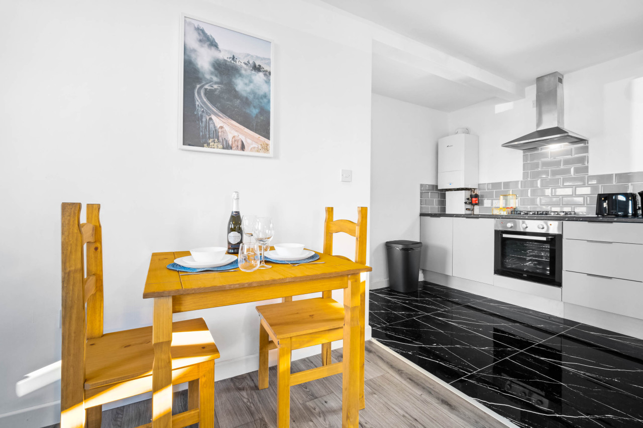 Cozy Apartment - Parking - WiFi - Cradley Heath in Trinity St, Cradley Heath B64, UK - Property image 11 - VivreStays