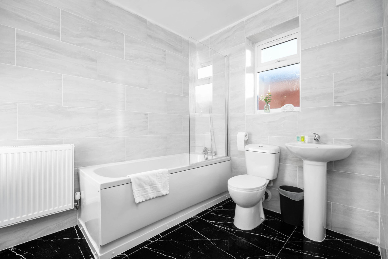 Cozy Apartment - Parking - WiFi - Cradley Heath in Trinity St, Cradley Heath B64, UK - Property image 5 - VivreStays
