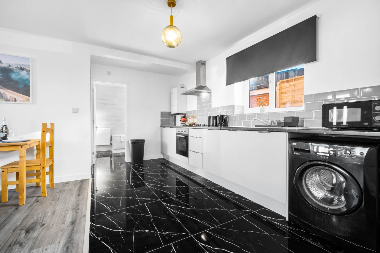 Cozy Apartment - Parking - WiFi - Cradley Heath in Trinity St, Cradley Heath B64, UK - Property image 13 - VivreStays