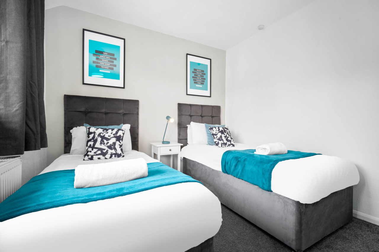 Modern Three Bed House - Garden - Parking in 74 Brownhills Rd, Walsall Wood, Walsall WS8 7BS, UK - Property image 15 - VivreStays