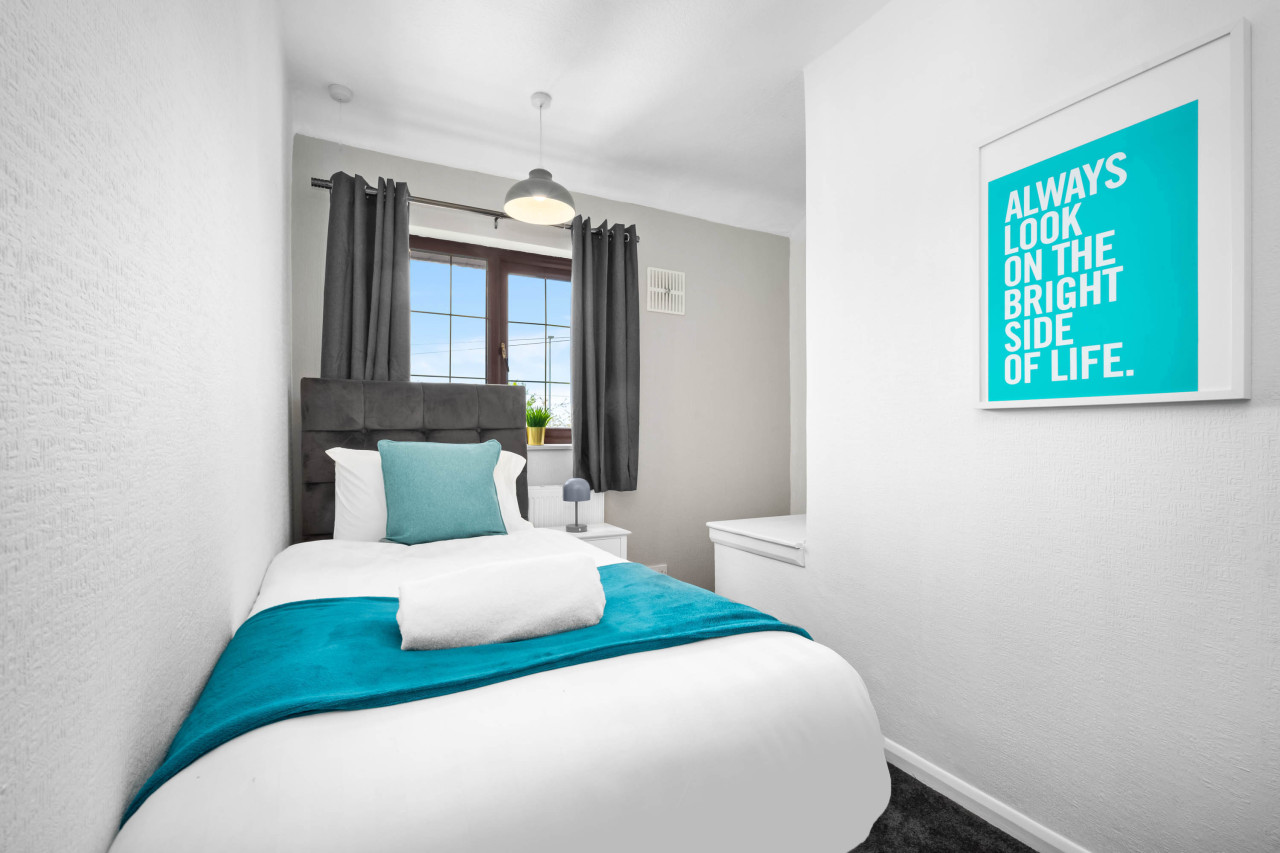 Modern Three Bed House - Garden - Parking in 74 Brownhills Rd, Walsall Wood, Walsall WS8 7BS, UK - Property image 21 - VivreStays
