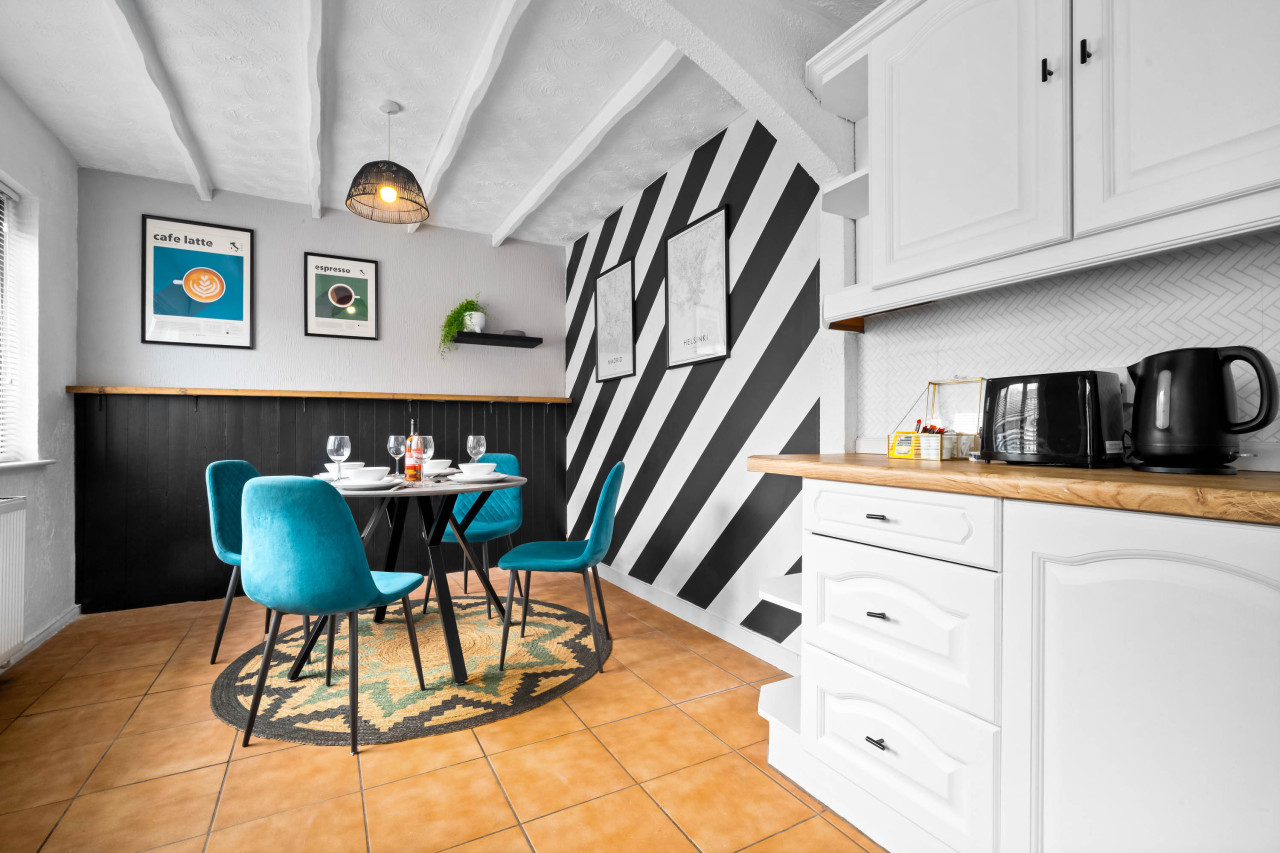 Modern Three Bed House - Garden - Parking in 74 Brownhills Rd, Walsall Wood, Walsall WS8 7BS, UK - Property image 4 - VivreStays