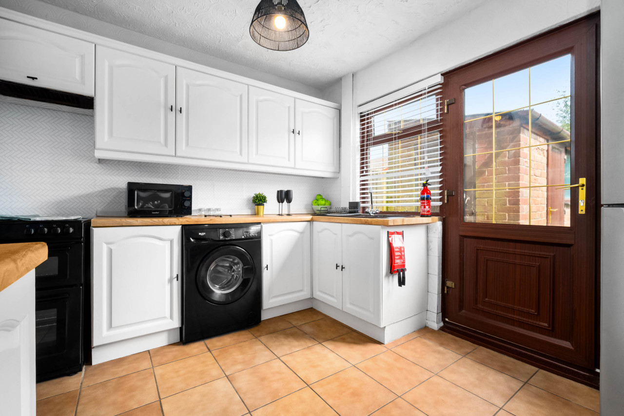 Modern Three Bed House - Garden - Parking in 74 Brownhills Rd, Walsall Wood, Walsall WS8 7BS, UK - Property image 12 - VivreStays