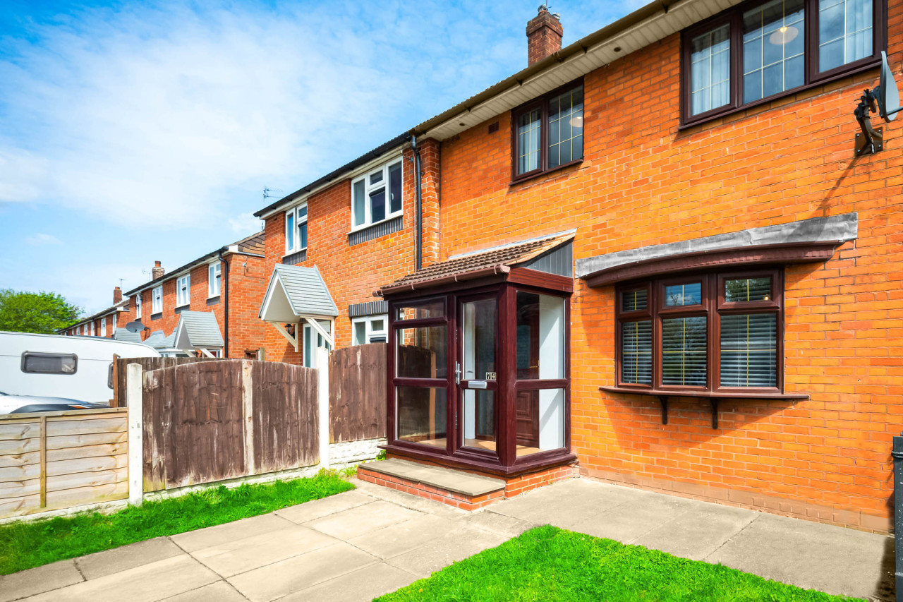 Modern Three Bed House - Garden - Parking in 74 Brownhills Rd, Walsall Wood, Walsall WS8 7BS, UK - Property image 58 - VivreStays