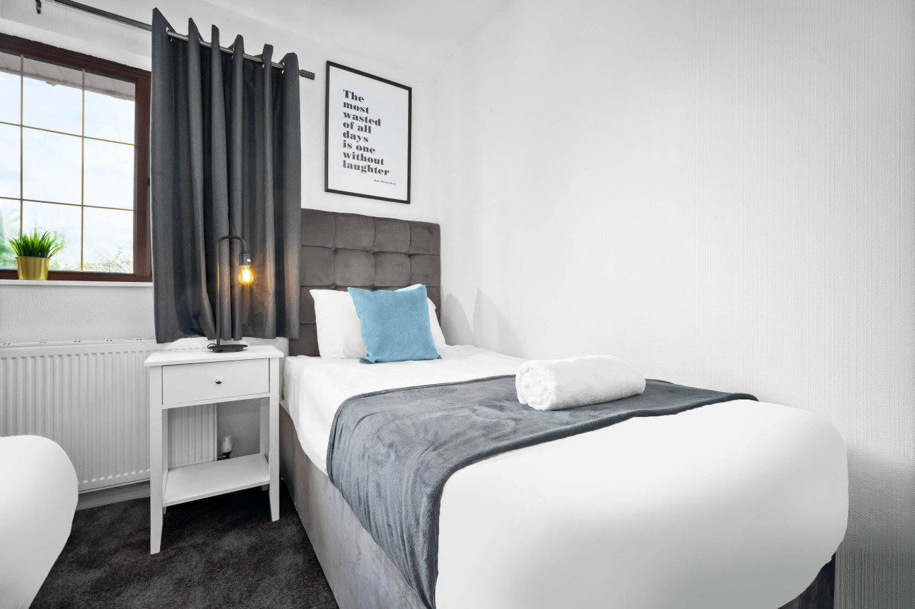 Modern Three Bed House - Garden - Parking in 74 Brownhills Rd, Walsall Wood, Walsall WS8 7BS, UK - Property image 24 - VivreStays
