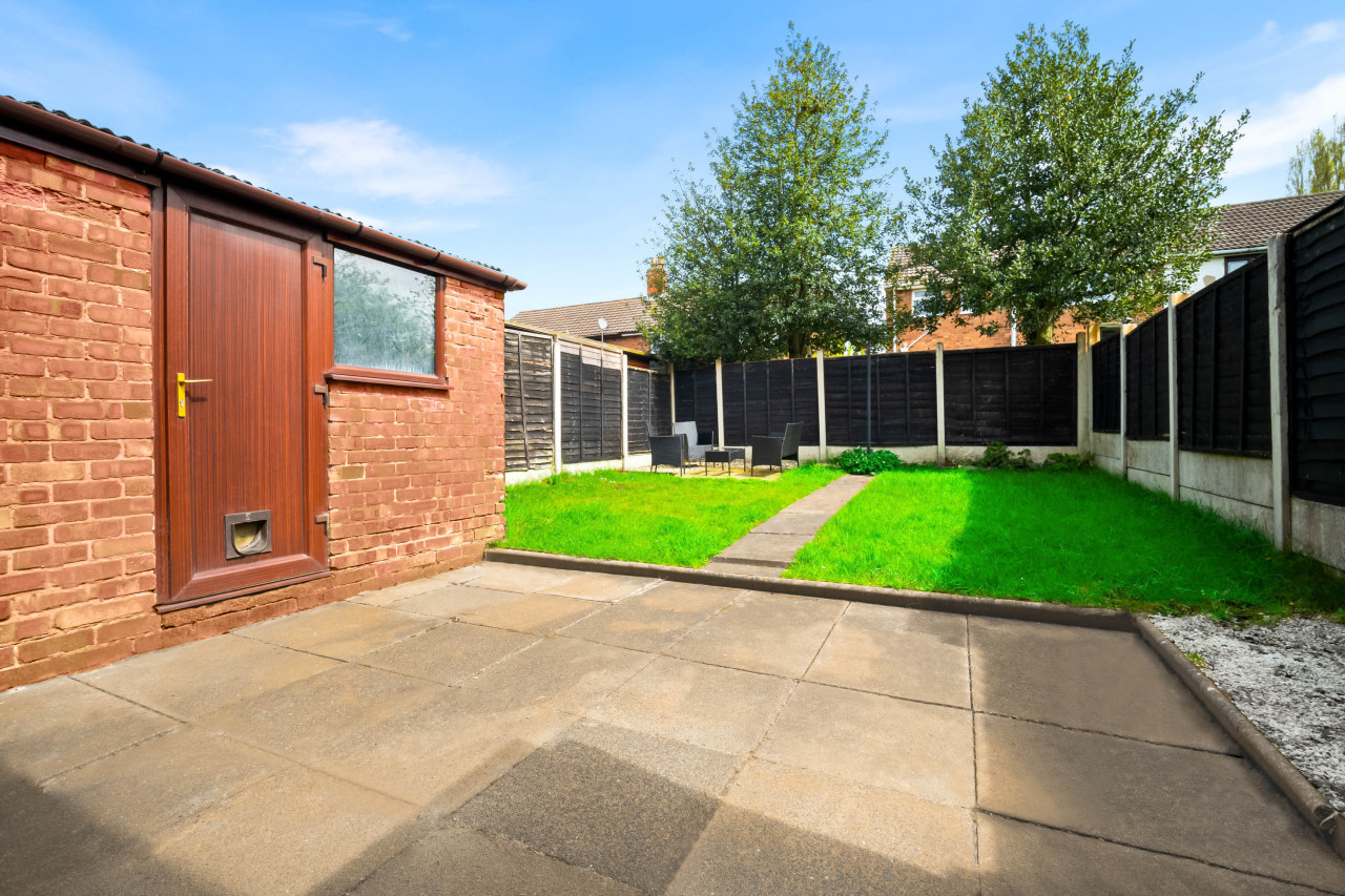 Modern Three Bed House - Garden - Parking in 74 Brownhills Rd, Walsall Wood, Walsall WS8 7BS, UK - Property image 56 - VivreStays