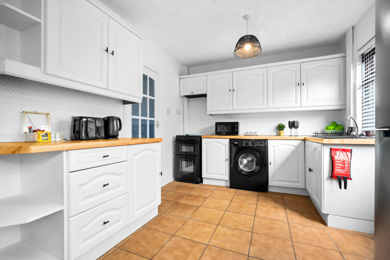 Modern Three Bed House - Garden - Parking in 74 Brownhills Rd, Walsall Wood, Walsall WS8 7BS, UK - Property image 5 - VivreStays