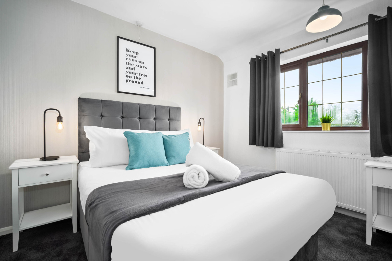 Modern Three Bed House - Garden - Parking in 74 Brownhills Rd, Walsall Wood, Walsall WS8 7BS, UK - Property image 2 - VivreStays