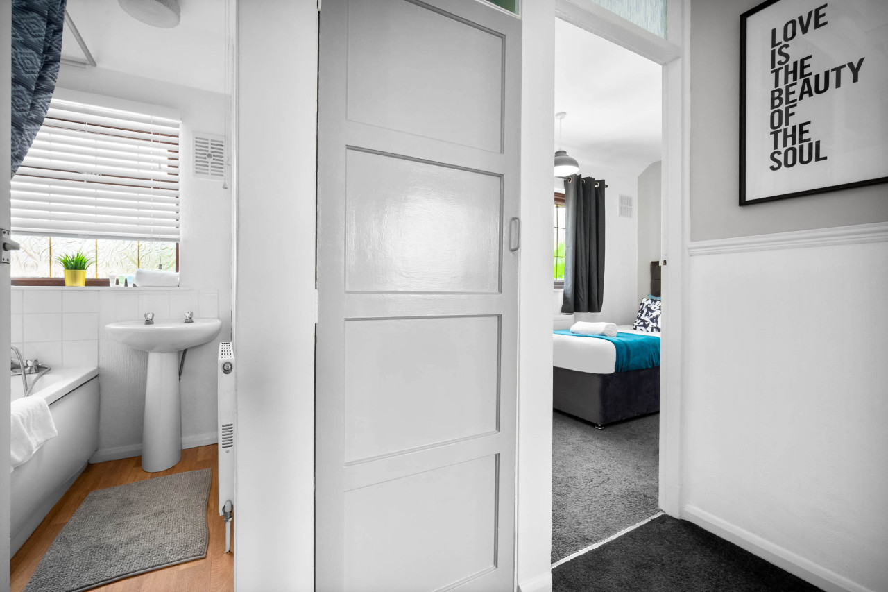 Modern Three Bed House - Garden - Parking in 74 Brownhills Rd, Walsall Wood, Walsall WS8 7BS, UK - Property image 34 - VivreStays
