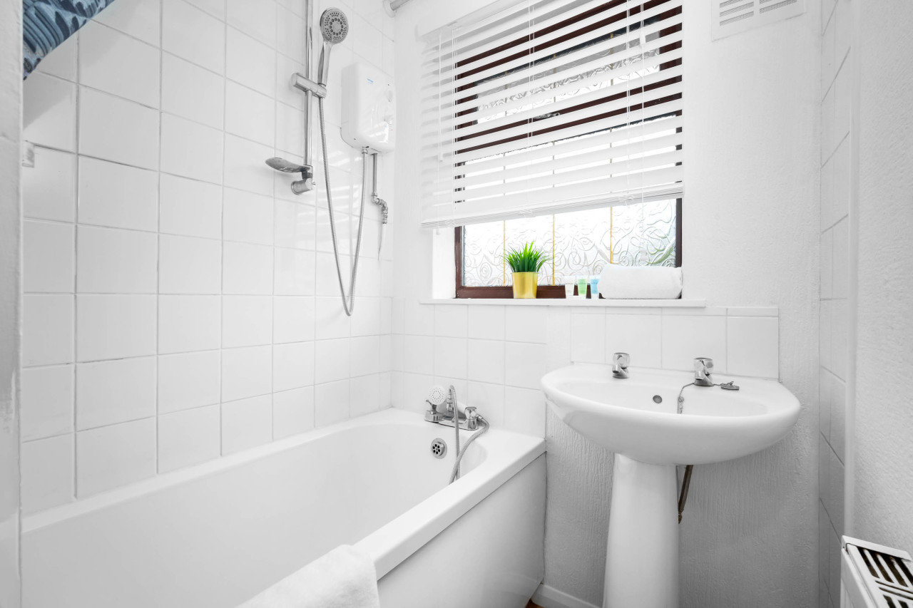 Modern Three Bed House - Garden - Parking in 74 Brownhills Rd, Walsall Wood, Walsall WS8 7BS, UK - Property image 6 - VivreStays