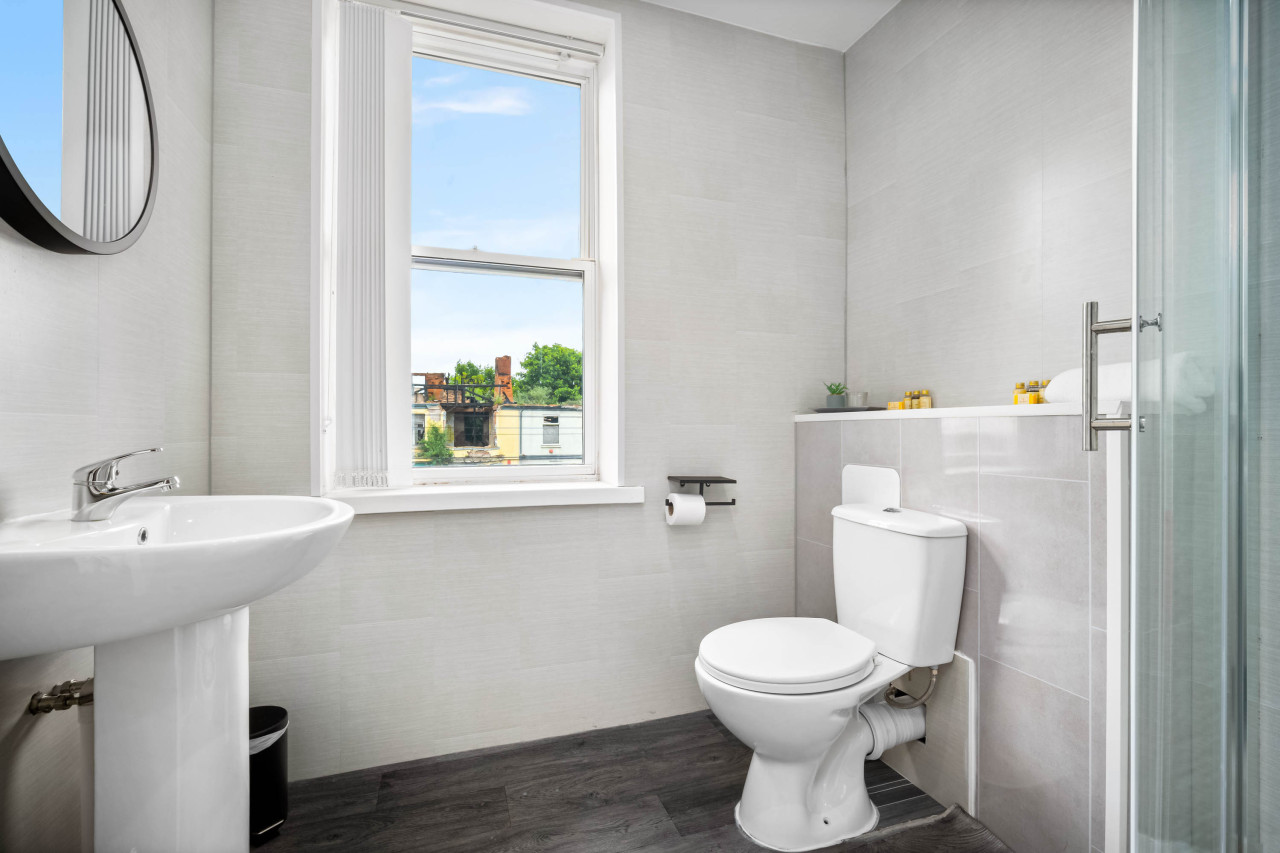 Modern Apartment with Gated Parking near Jewellery Quarter & City Centre in 125 Soho Hill #apartment 1, England, United Kingdom, B19 1AX - Property image 10 - VivreStays