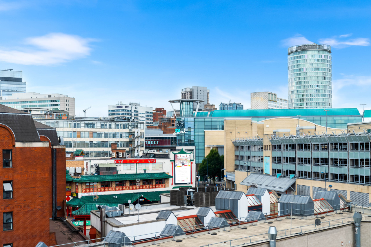 Stylish Chinatown Apartment - Balcony - Parking in 70 Hurst St, Birmingham B5 4TD, UK - Property image 37 - VivreStays