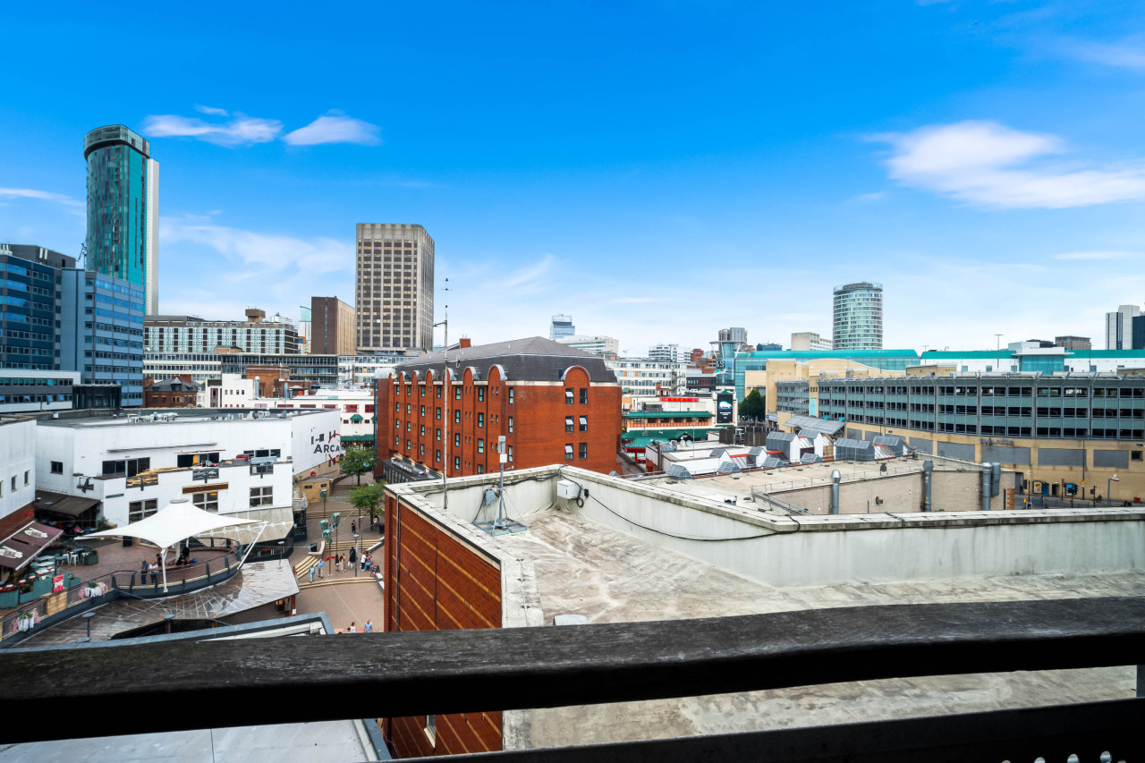 Stylish Chinatown Apartment - Balcony - Parking in 70 Hurst St, Birmingham B5 4TD, UK - Property image 38 - VivreStays