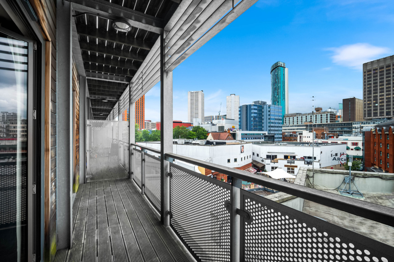 Stylish Chinatown Apartment - Balcony - Parking in 70 Hurst St, Birmingham B5 4TD, UK - Property image 33 - VivreStays