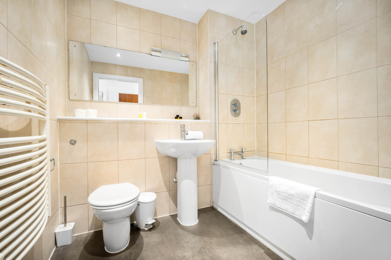 Stylish Chinatown Apartment - Balcony - Parking in 70 Hurst St, Birmingham B5 4TD, UK - Property image 3 - VivreStays