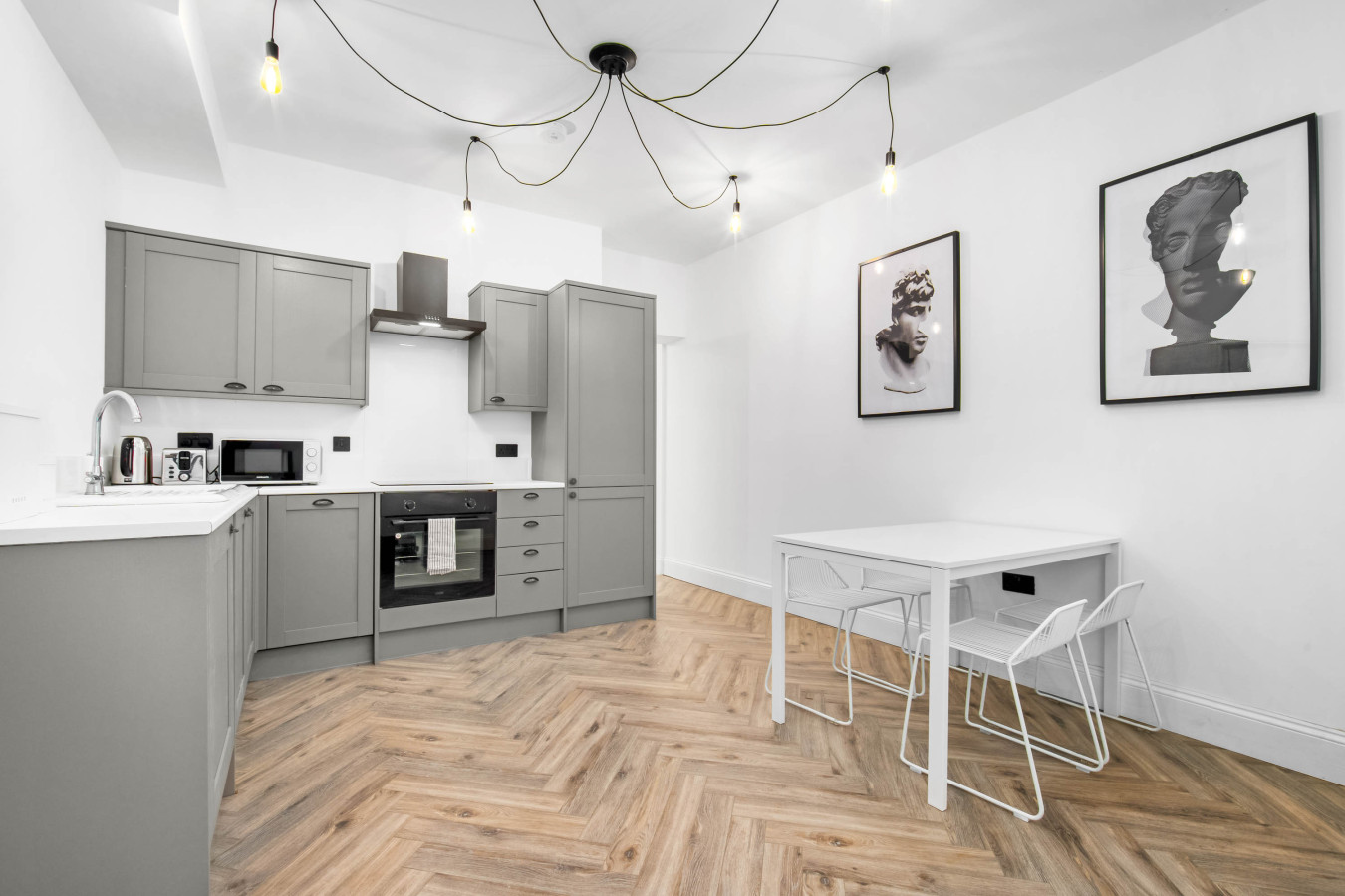 Modern 3 Bedroom Townhouse - Bedroom TVs - Wolverhampton Centre in rear of, 50 Queen St, Wolverhampton WV1 3BJ, UK - Property image 22 - VivreStays