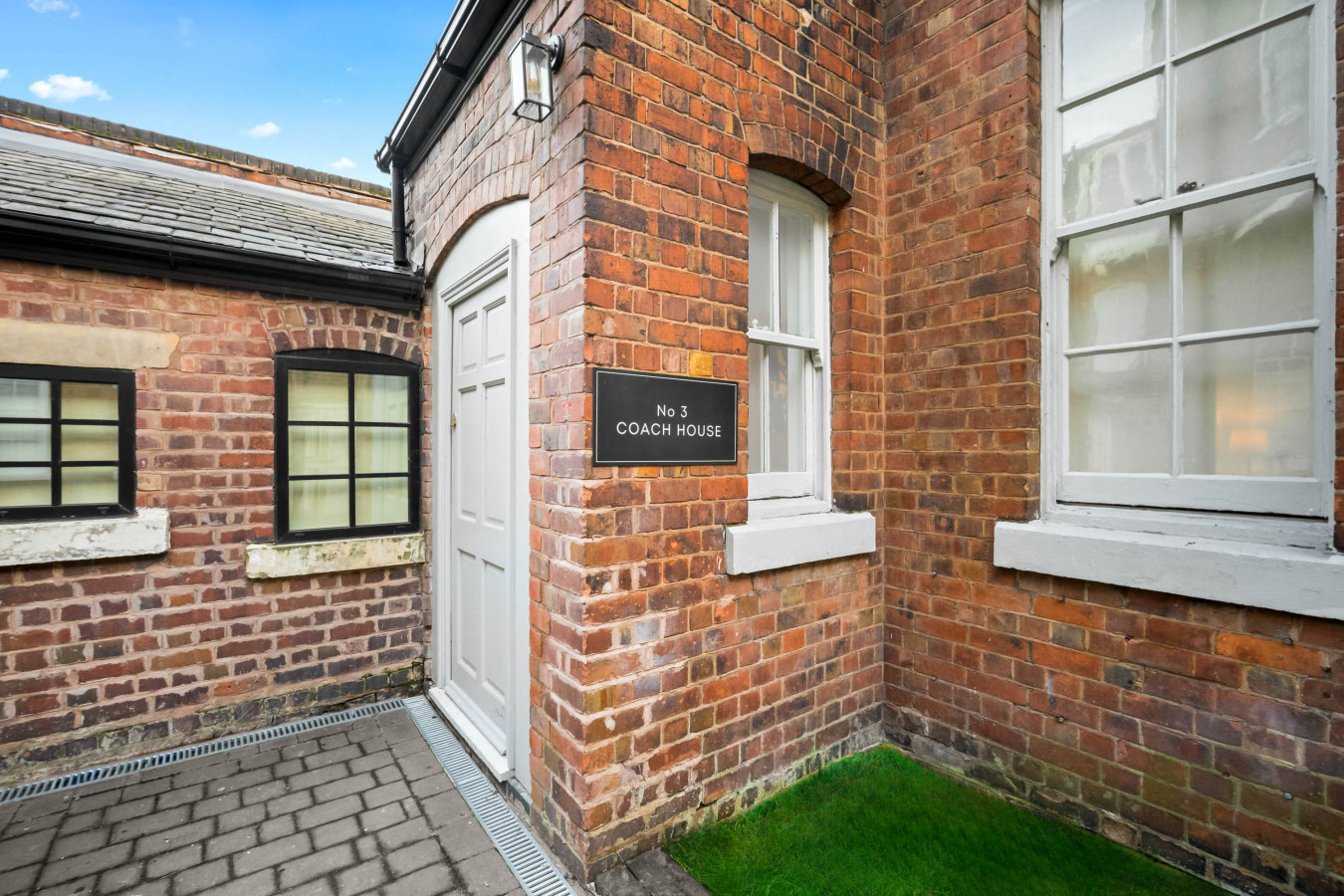 Modern 3 Bedroom Townhouse - Bedroom TVs - Wolverhampton Centre in rear of, 50 Queen St, Wolverhampton WV1 3BJ, UK - Property image 61 - VivreStays