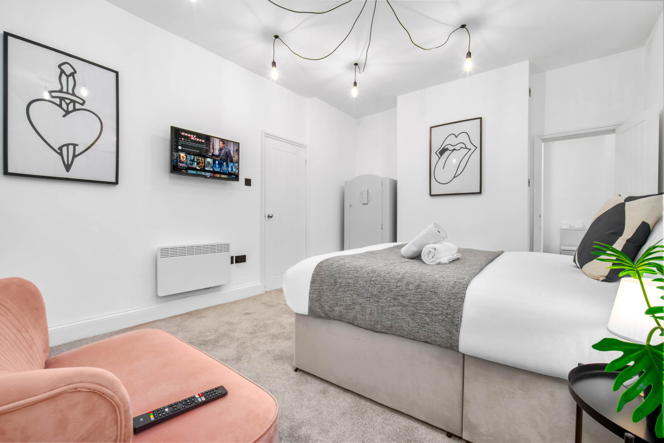 Modern 3 Bedroom Townhouse - Bedroom TVs - Wolverhampton Centre in rear of, 50 Queen St, Wolverhampton WV1 3BJ, UK - Property image 26 - VivreStays