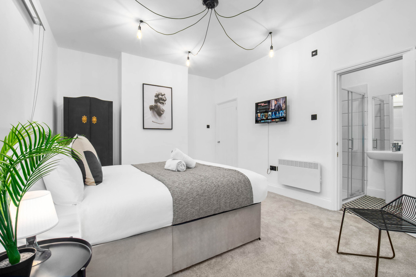 Modern 3 Bedroom Townhouse - Bedroom TVs - Wolverhampton Centre in rear of, 50 Queen St, Wolverhampton WV1 3BJ, UK - Property image 8 - VivreStays