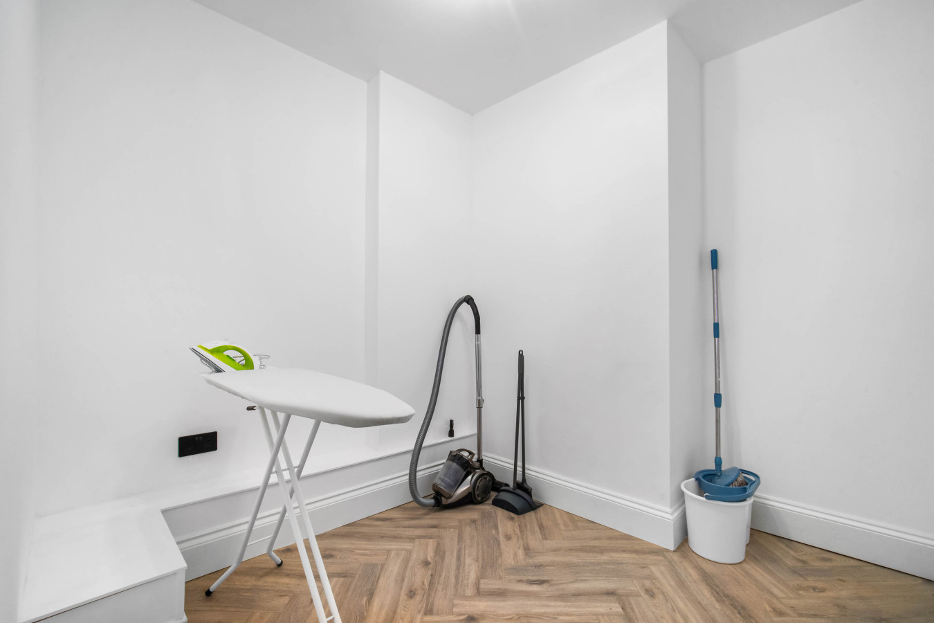 Modern 3 Bedroom Townhouse - Bedroom TVs - Wolverhampton Centre in rear of, 50 Queen St, Wolverhampton WV1 3BJ, UK - Property image 49 - VivreStays