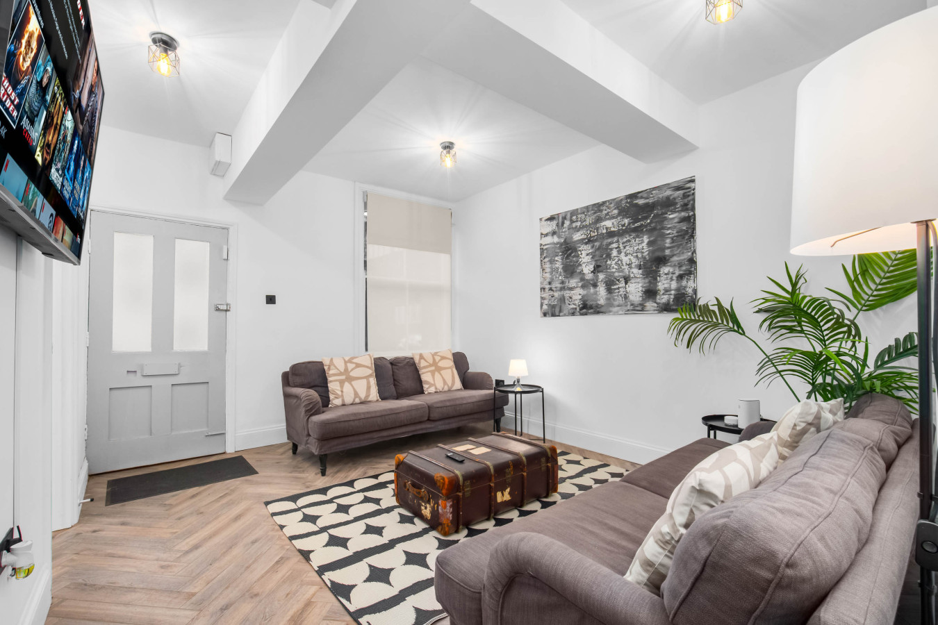 Modern 3 Bedroom Townhouse - Bedroom TVs - Wolverhampton Centre in rear of, 50 Queen St, Wolverhampton WV1 3BJ, UK - Property image 6 - VivreStays