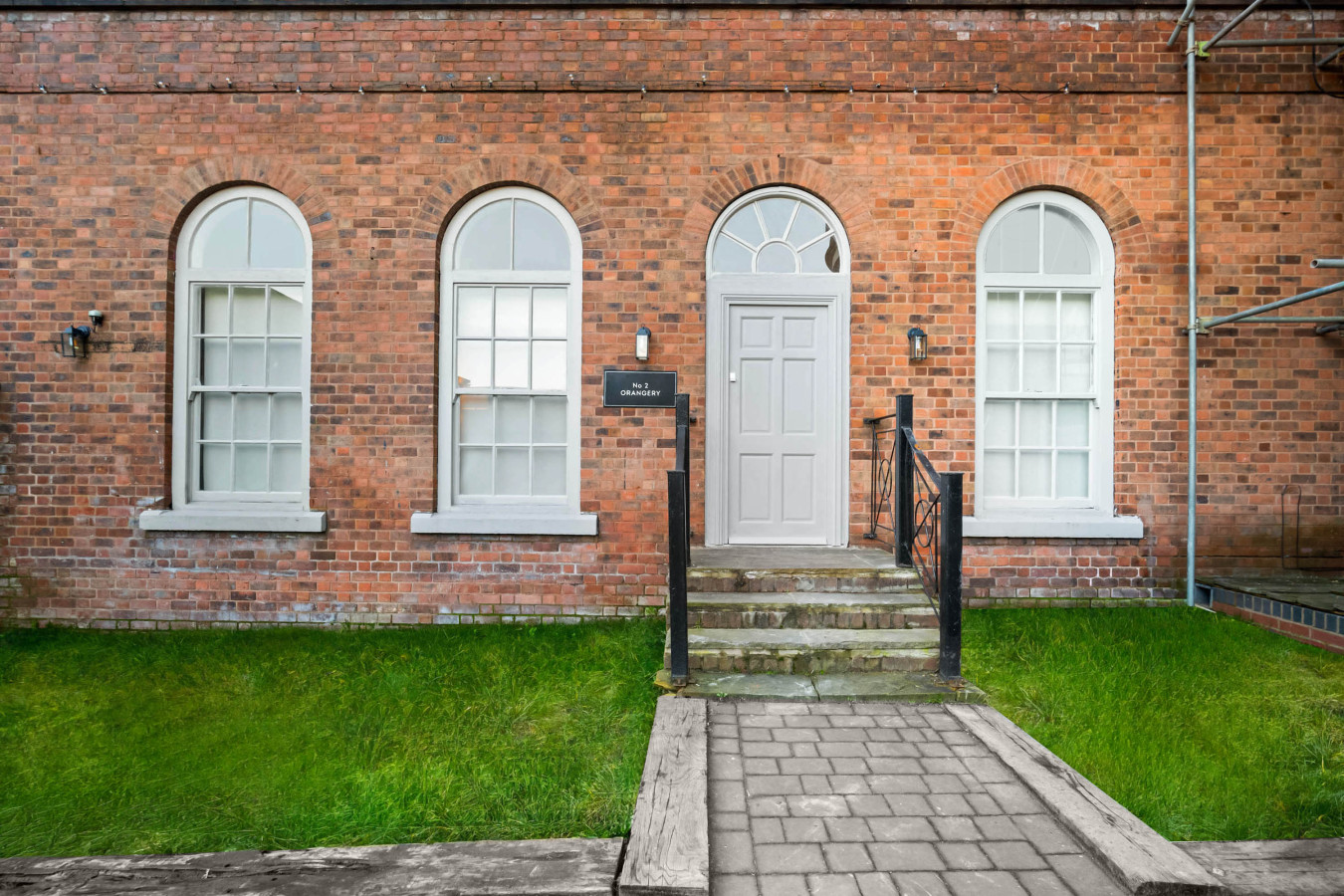 Modern 3 Bedroom Townhouse - Bedroom TVs - Wolverhampton Centre in rear of, 50 Queen St, Wolverhampton WV1 3BJ, UK - Property image 62 - VivreStays