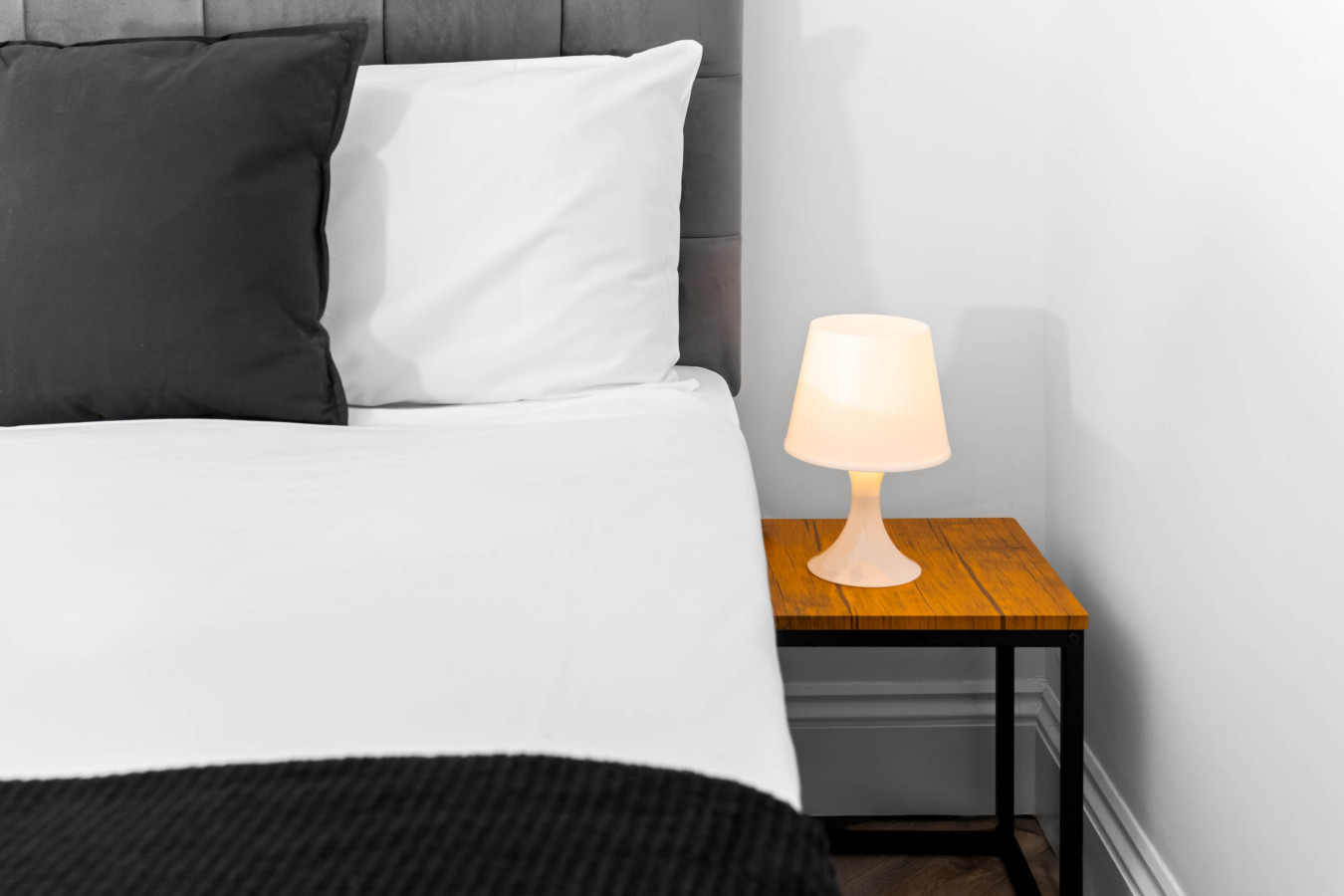 Modern 3 Bedroom Townhouse - Bedroom TVs - Wolverhampton Centre in rear of, 50 Queen St, Wolverhampton WV1 3BJ, UK - Property image 24 - VivreStays