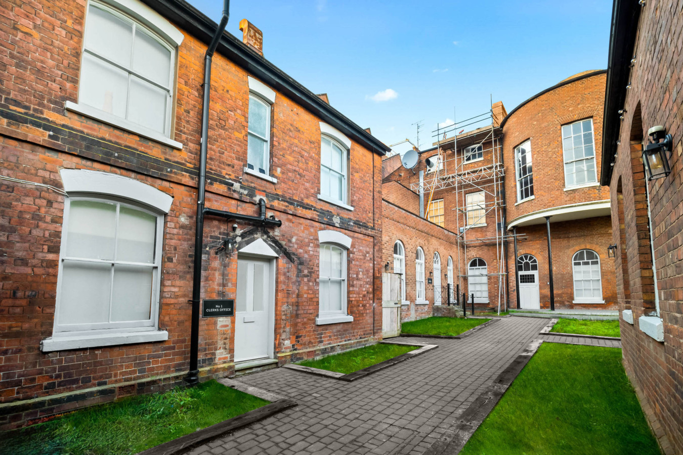 Modern 3 Bedroom Townhouse - Bedroom TVs - Wolverhampton Centre in rear of, 50 Queen St, Wolverhampton WV1 3BJ, UK - Property image 60 - VivreStays