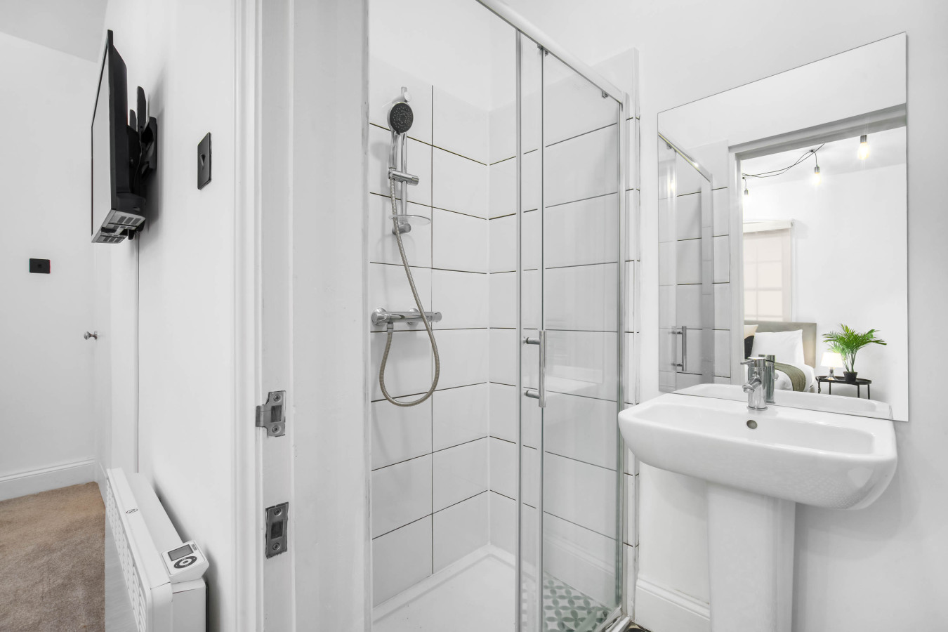 Modern 3 Bedroom Townhouse - Bedroom TVs - Wolverhampton Centre in rear of, 50 Queen St, Wolverhampton WV1 3BJ, UK - Property image 16 - VivreStays