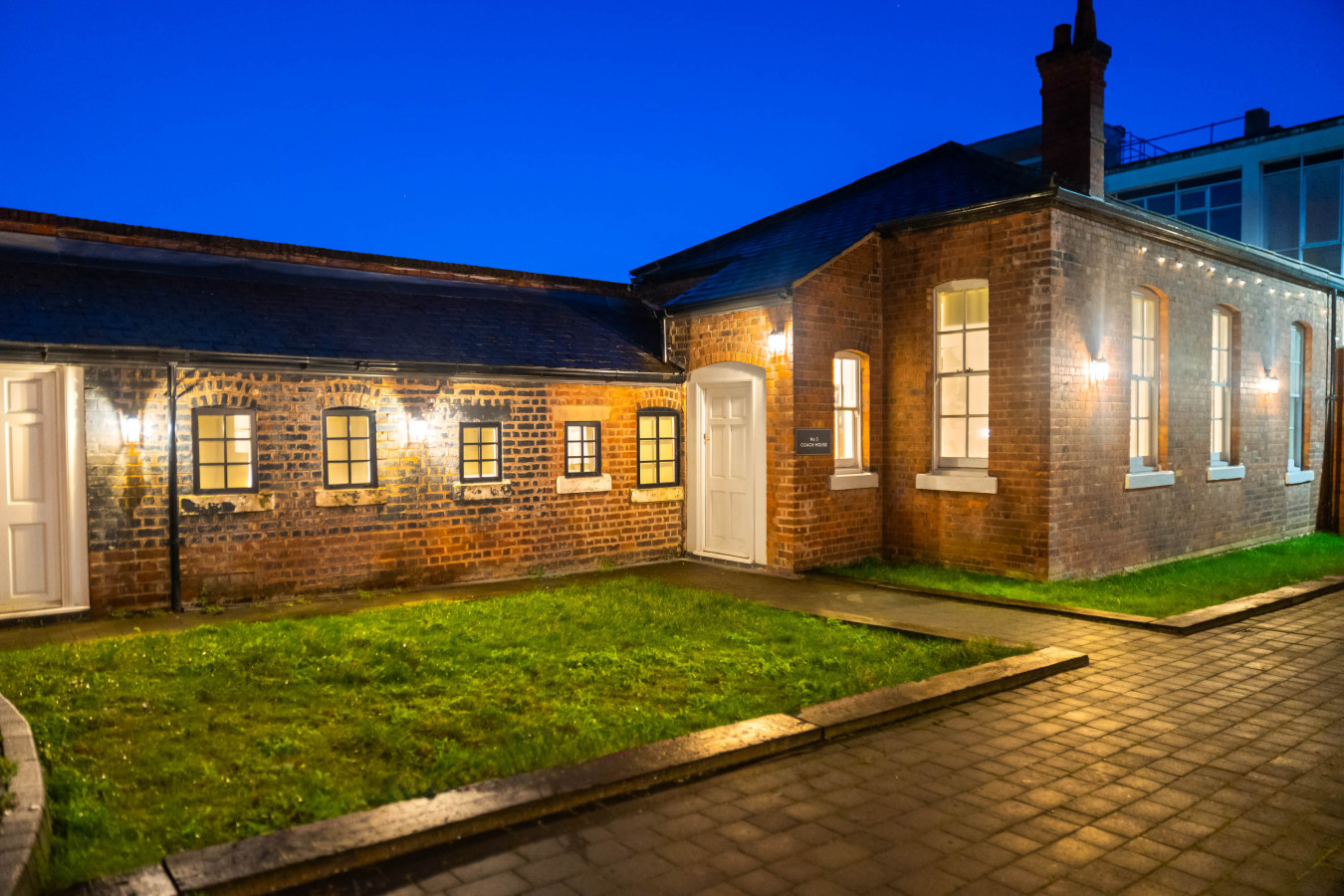 Modern 3 Bedroom Townhouse - Bedroom TVs - Wolverhampton Centre in rear of, 50 Queen St, Wolverhampton WV1 3BJ, UK - Property image 68 - VivreStays