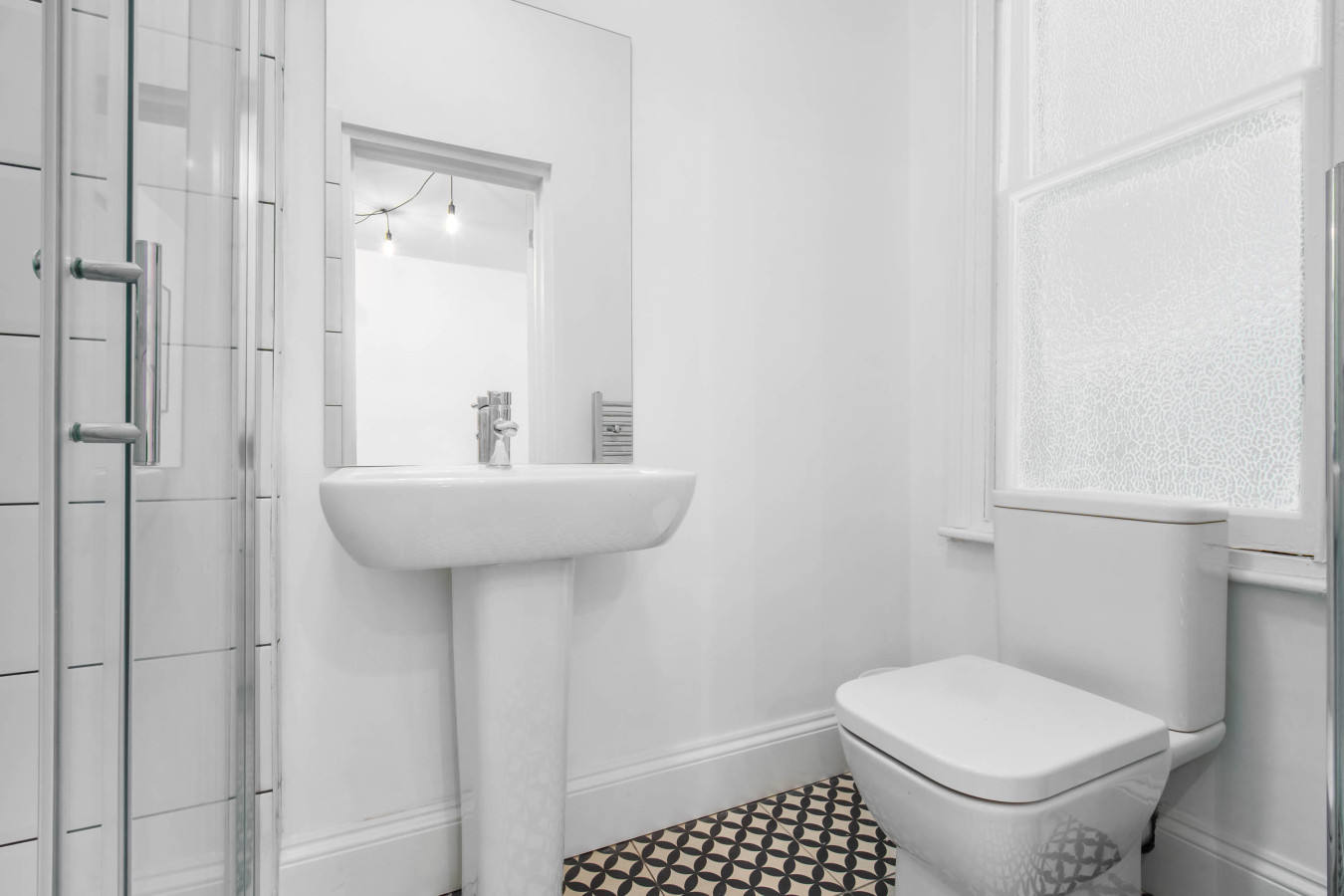 Modern 3 Bedroom Townhouse - Bedroom TVs - Wolverhampton Centre in rear of, 50 Queen St, Wolverhampton WV1 3BJ, UK - Property image 37 - VivreStays