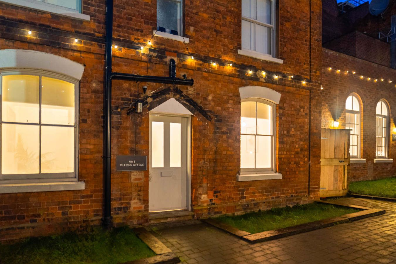 Modern 3 Bedroom Townhouse - Bedroom TVs - Wolverhampton Centre in rear of, 50 Queen St, Wolverhampton WV1 3BJ, UK - Property image 67 - VivreStays
