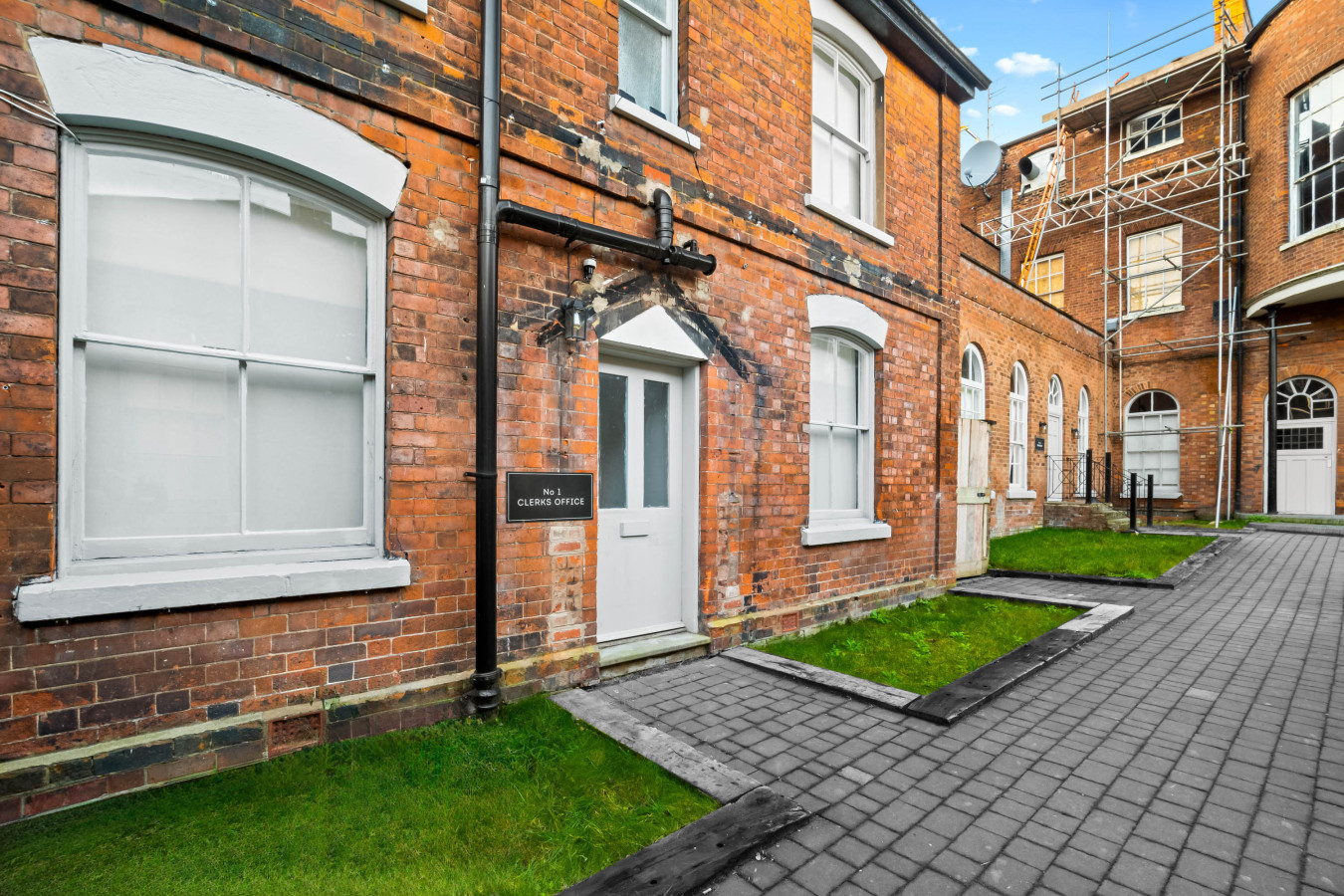 Modern 3 Bedroom Townhouse - Bedroom TVs - Wolverhampton Centre in rear of, 50 Queen St, Wolverhampton WV1 3BJ, UK - Property image 66 - VivreStays