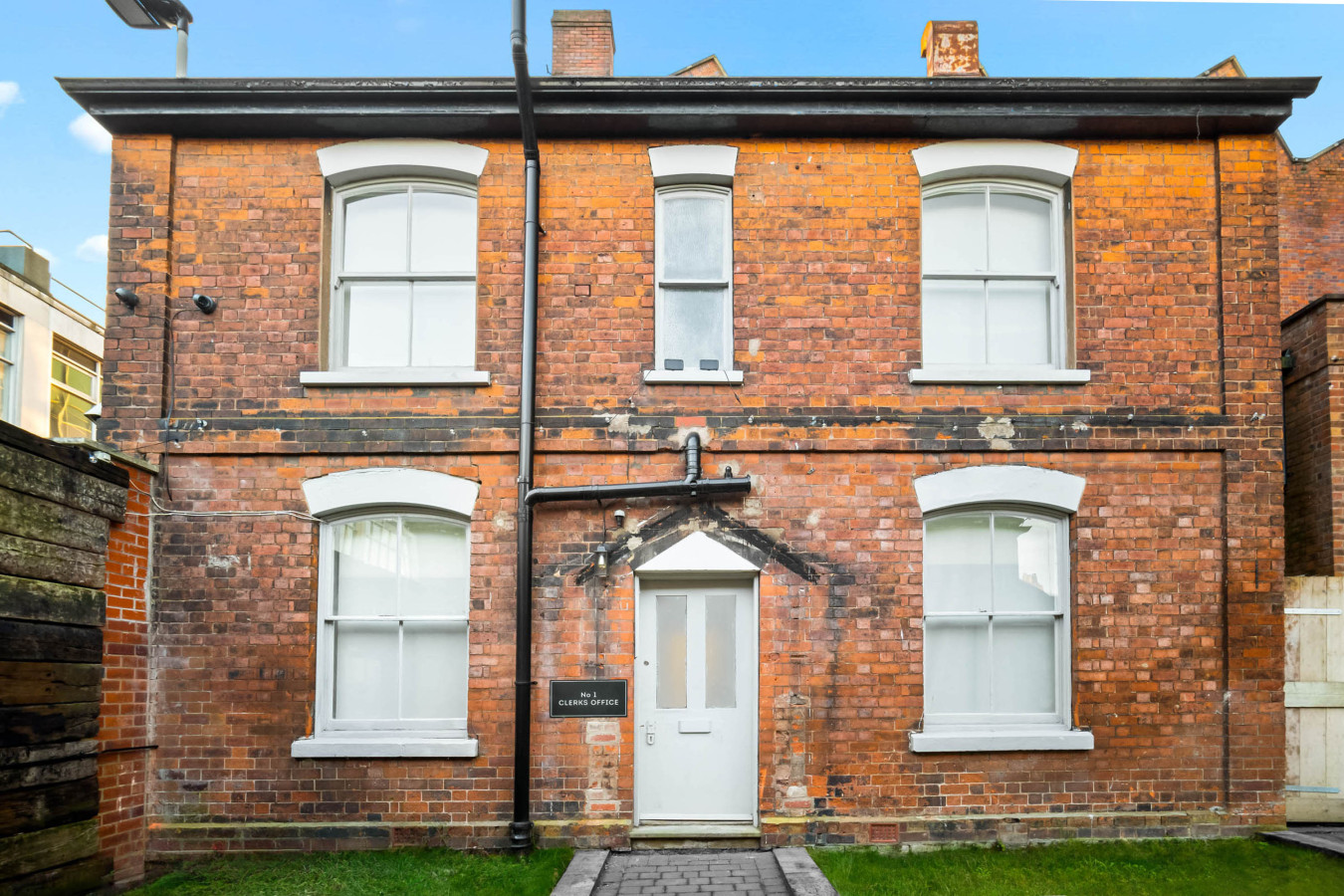 Modern 3 Bedroom Townhouse - Bedroom TVs - Wolverhampton Centre in rear of, 50 Queen St, Wolverhampton WV1 3BJ, UK - Property image 59 - VivreStays
